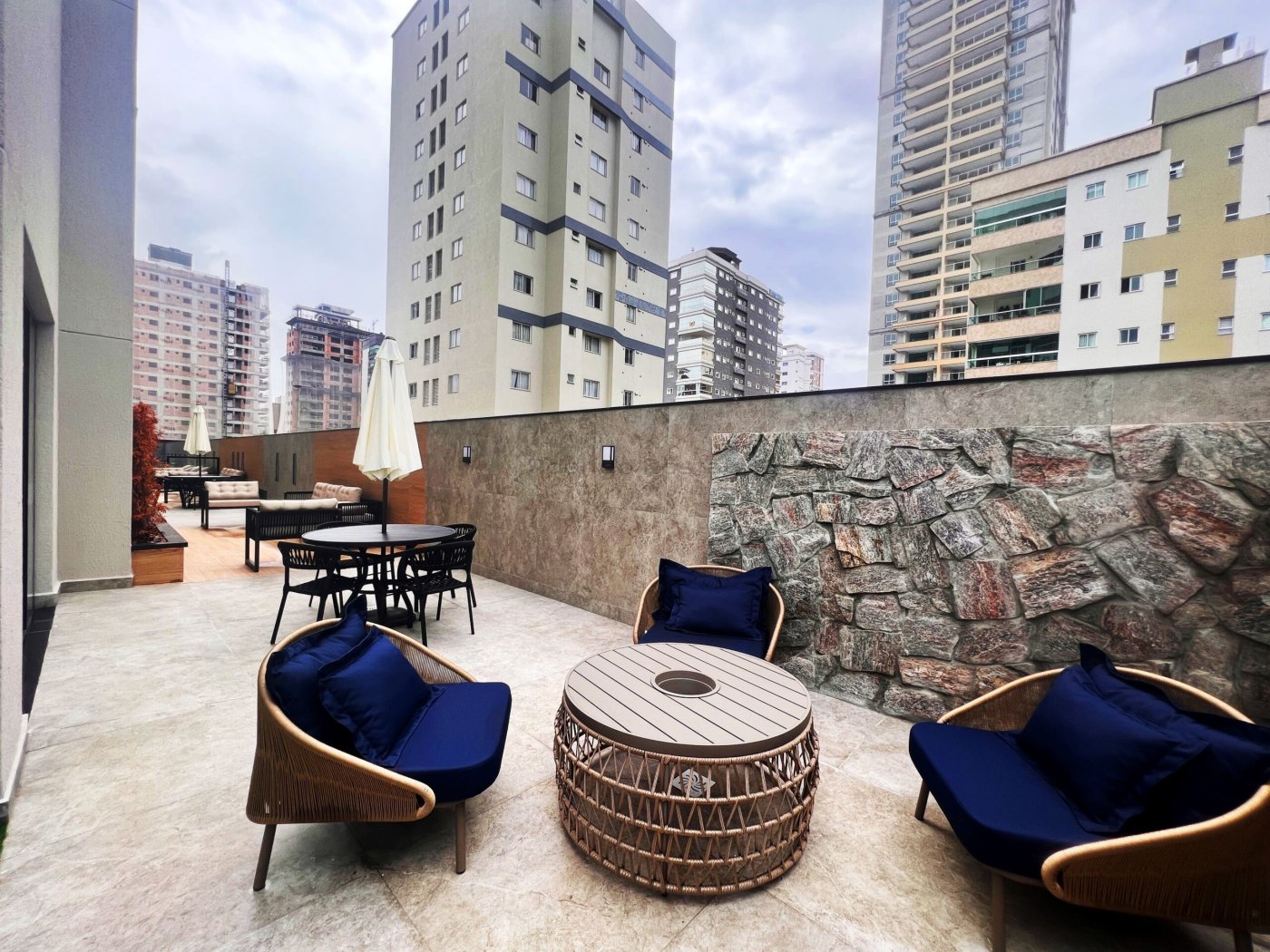 Apartamento no Residencial Santa Monica com lazer completo - Meia Praia Itapema